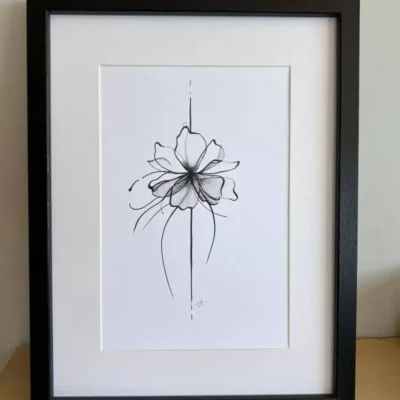 dessin d'une fleur au feutre noir sur fond blanc