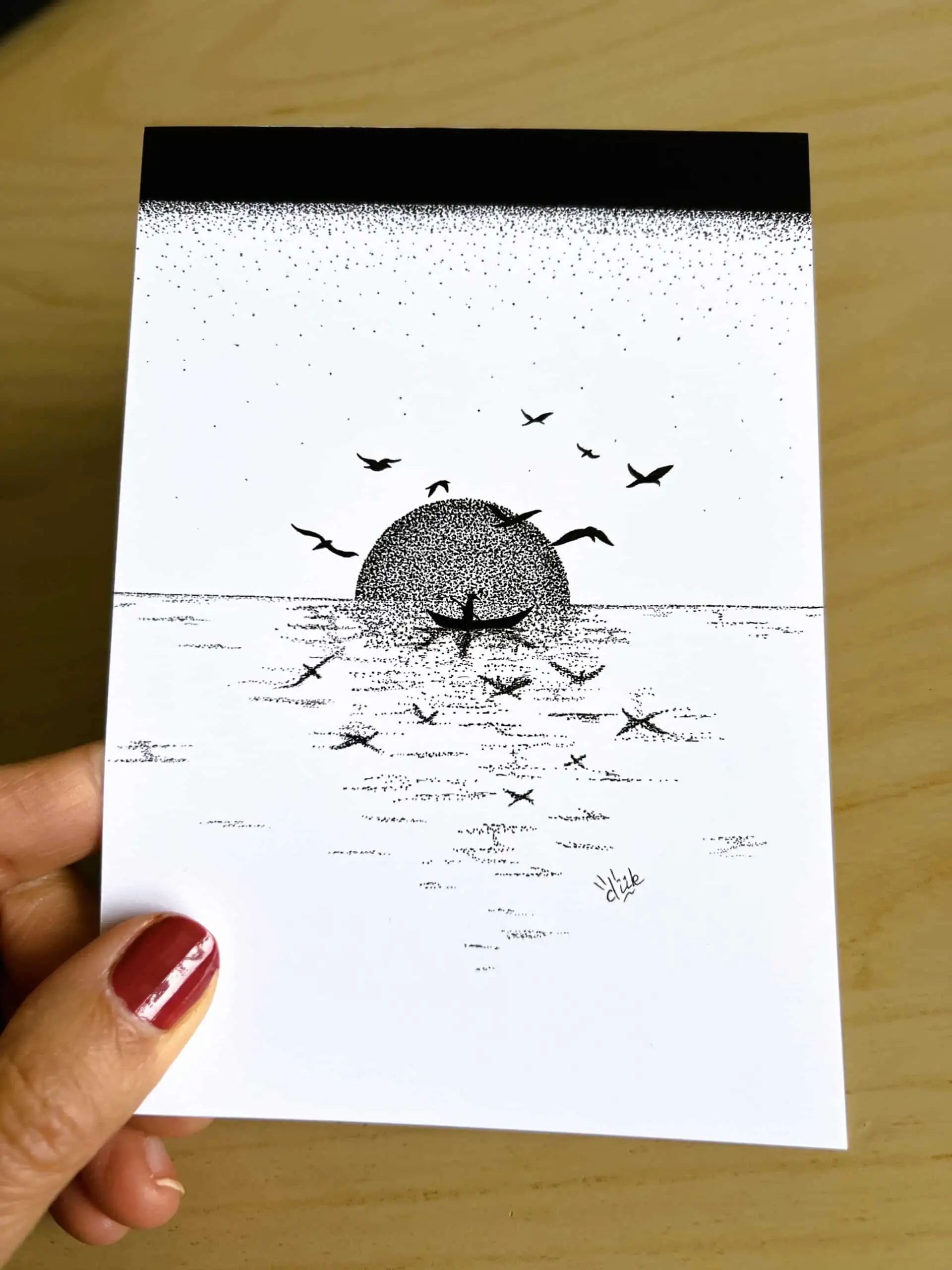 carte postale d'un dessin en noir et blanc d'une barque de pêcheur au coucher de soleil. dessin en pointillisme