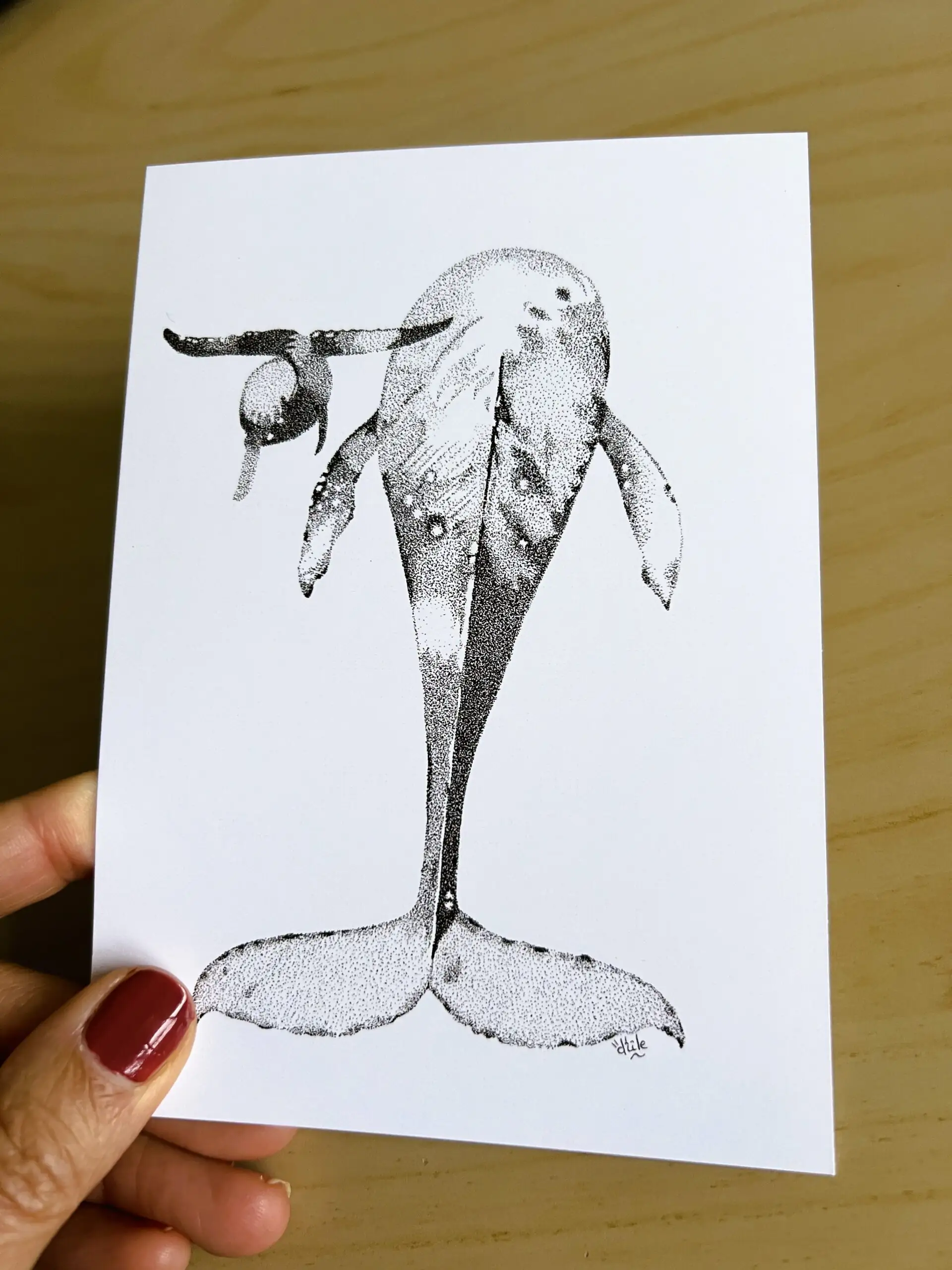carte postale d'un dessin d'une baleine et de son petit . dessin en pointillisme en noir et blanc au feutre