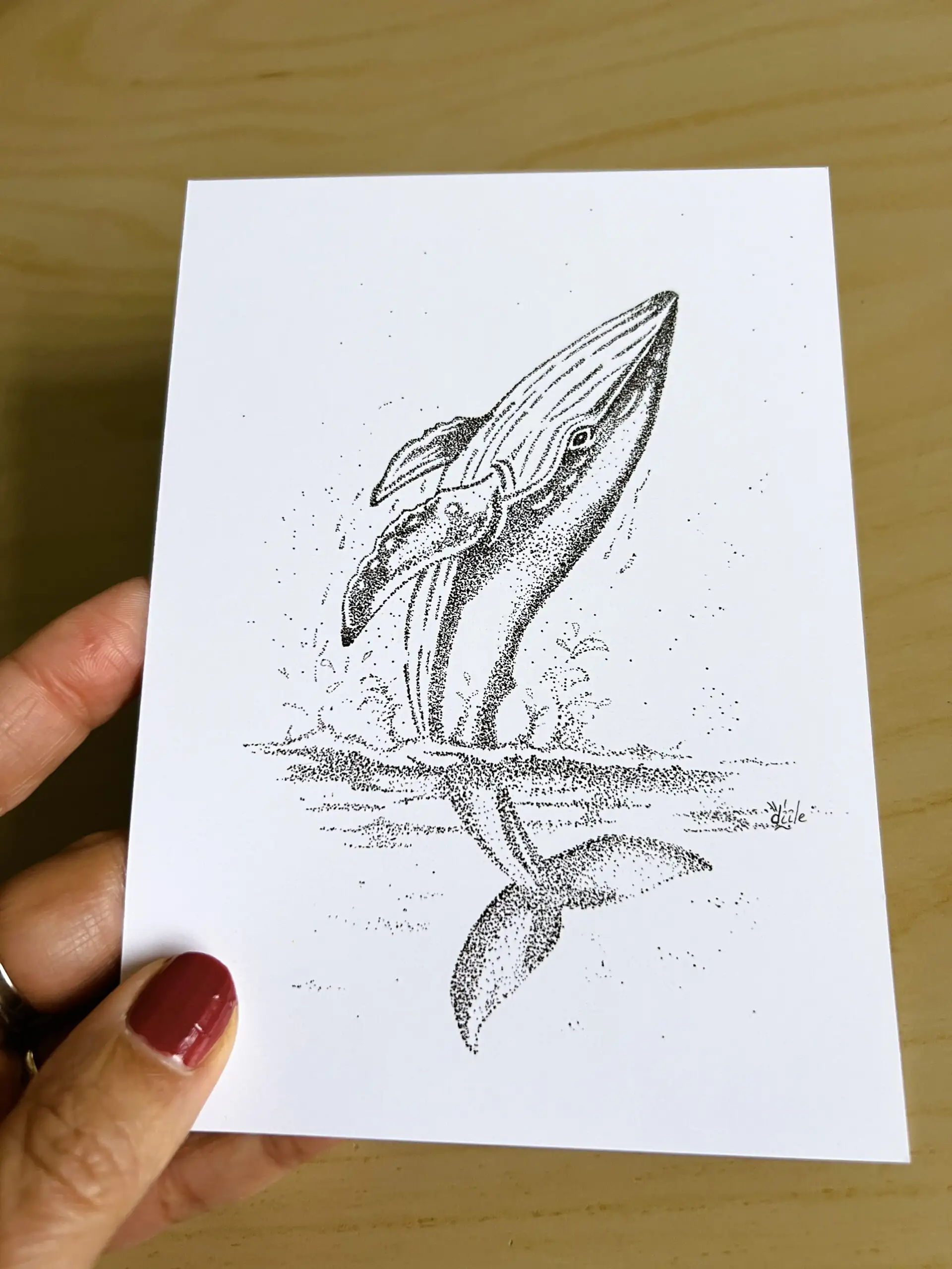 carte postale en noir et blanc dessin en pointillisme du saut d'une baleine