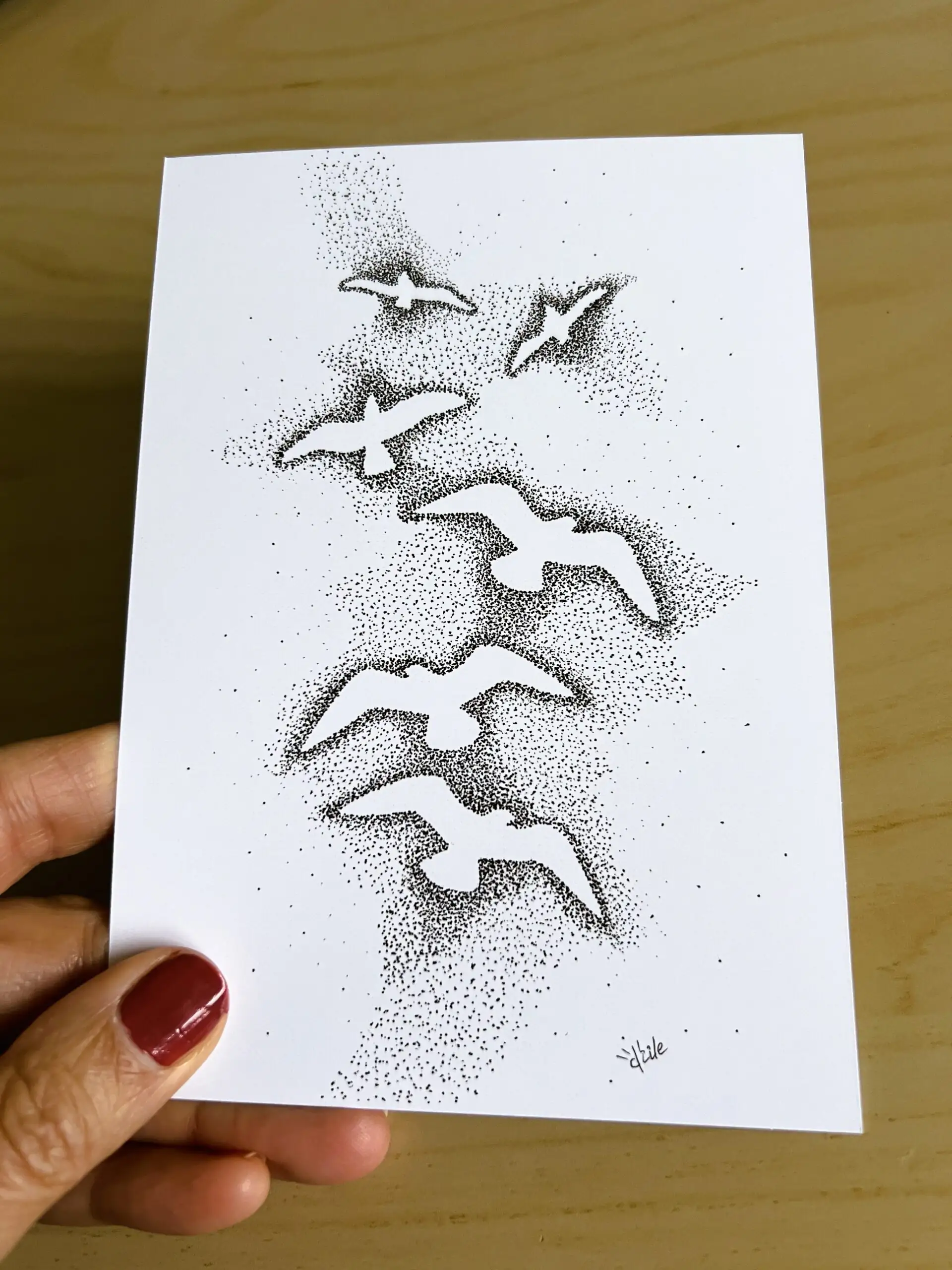 carte postale d'un dessin d'un vol de six mouettes . dessin en pointillisme au feutre noir sur fond blanc