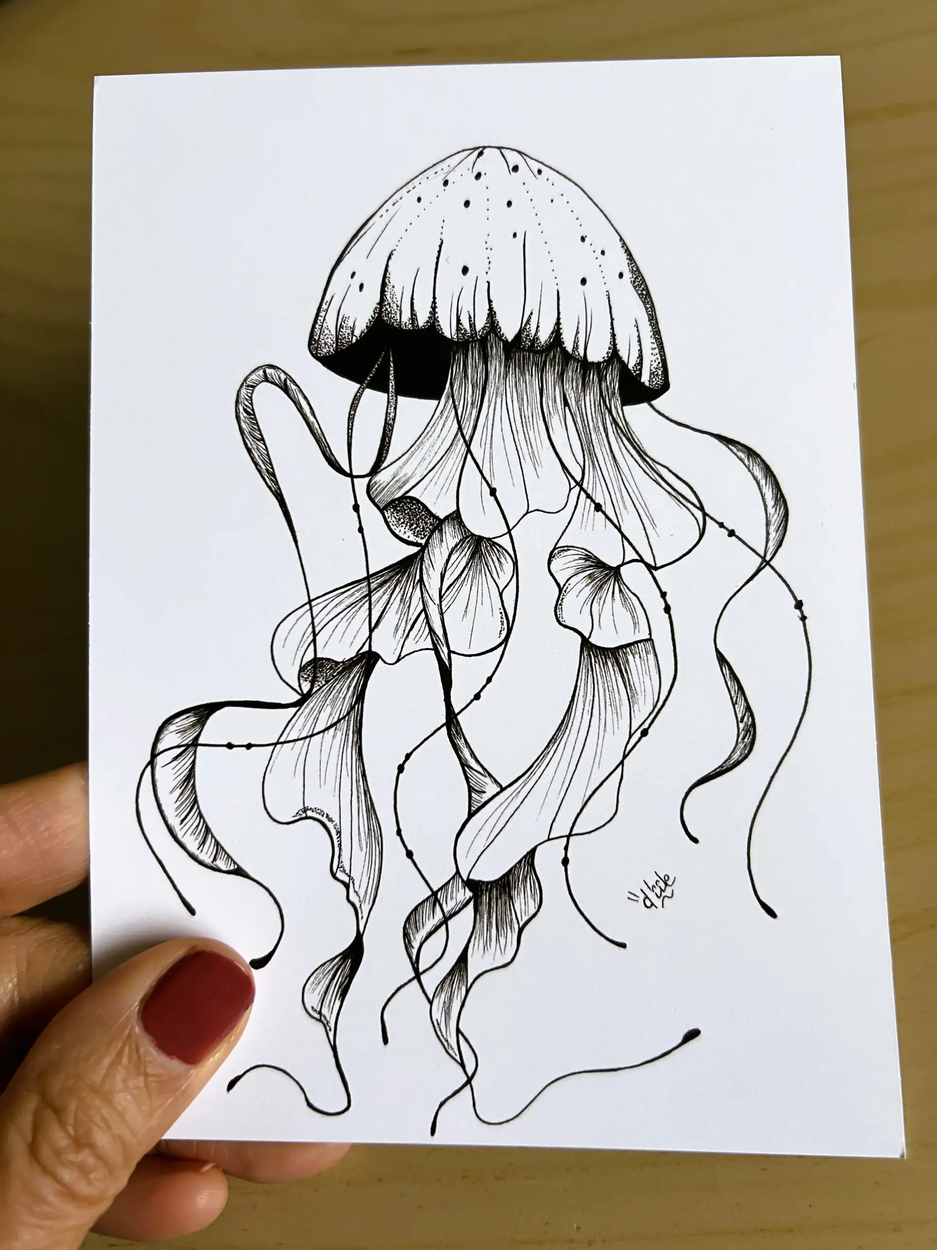 carte postale représentant une méduse . un dessin au feutre noir sur fond blanc