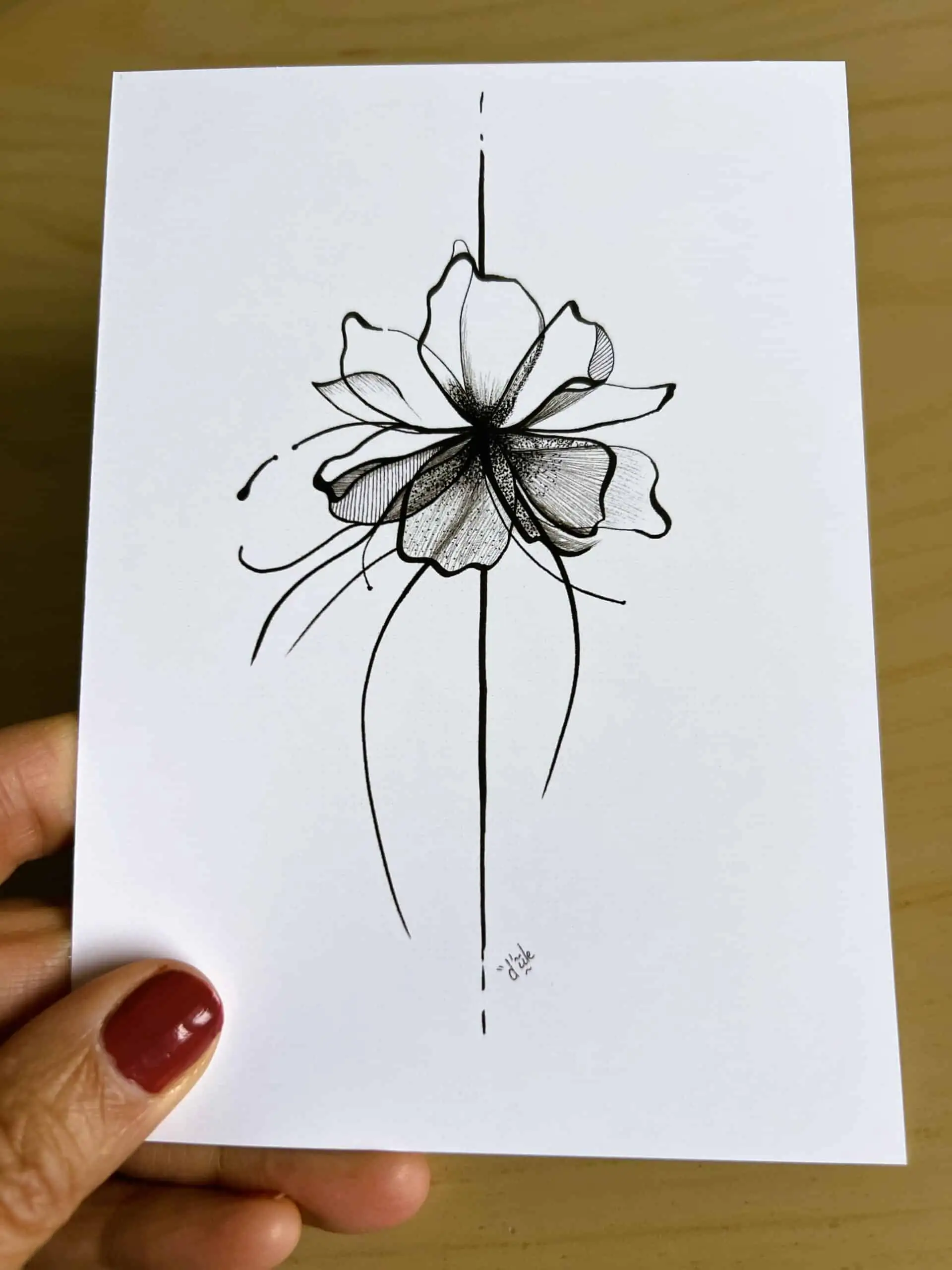 carte postale d'un dessin tracé au feutre noir sur fond blanc représentant une fleur minimaliste