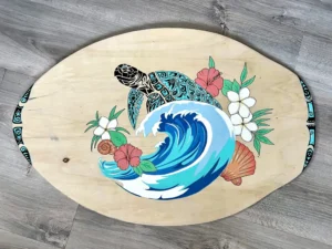 dessin sur une planche de surf aux feutres couleurs acrylique . dessin d'une tortue sur une vague entourée de fleurs d'hibiscus et de frangipanier